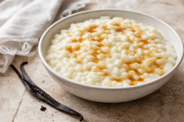 Riz au lait gourmand à la vanille, crémeux et nappé d'un filet de caramel